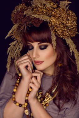 Güzel genç kadın ile kafasına kuru çiçekler
