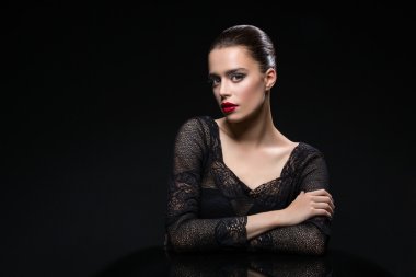 Kırmızı dudaklar ile güzel kız