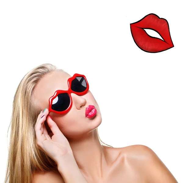 Meisje in lippen vormige zonnebril — Stockfoto