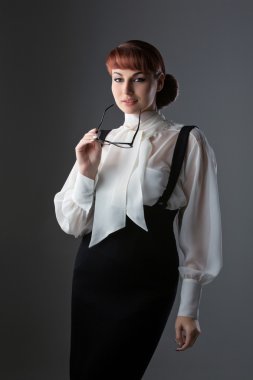 Gözlüklü genç kadın.