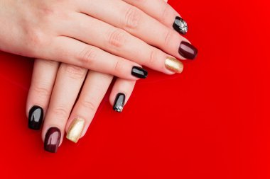 Manikürlü kadın elleri