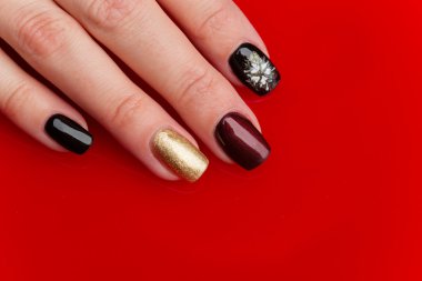 Manikürlü kadın elleri