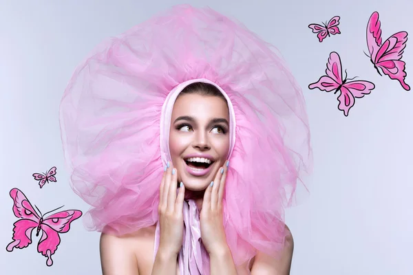 Piękna dziewczyna w puszysty różowy nakrycia głowy — Zdjęcie stockowe