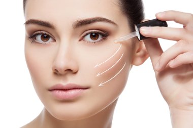 Anti kırışıklık serum uygulamak kız