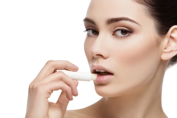 Schöne Mädchen Anwendung Chapstick — Stockfoto