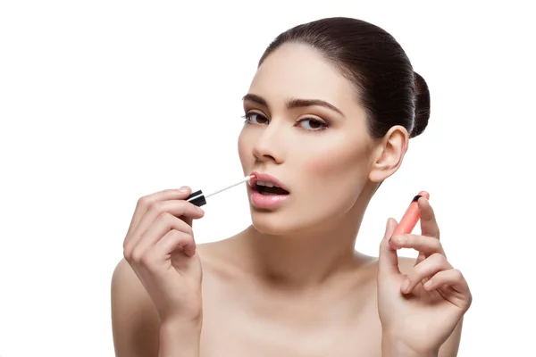 Bella ragazza applicando lipgloss — Foto Stock