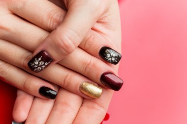 Manikürlü kadın elleri