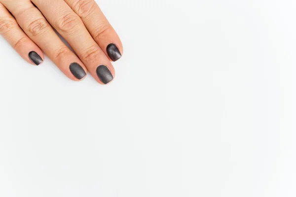 Manos de mujer con uñas grises — Foto de Stock