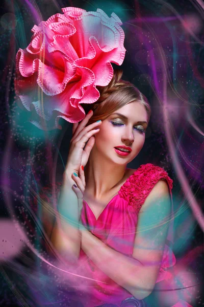 Menina com multi linhas grande flor rosa — Fotografia de Stock
