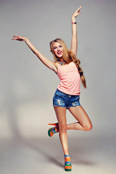 Girl in top and jeans shorts — Stock Photo, Image