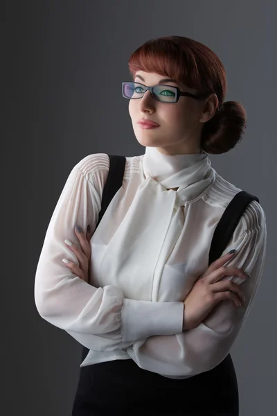 Красива молода жінка в окулярах — стокове фото