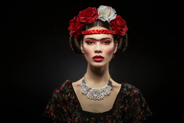 Bella ragazza con labbra rosse e fiori — Foto Stock