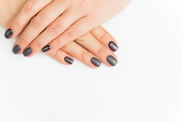 Manos de mujer con uñas grises — Foto de Stock