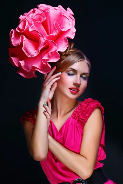 Menina com grande flor rosa na cabeça — Fotografia de Stock