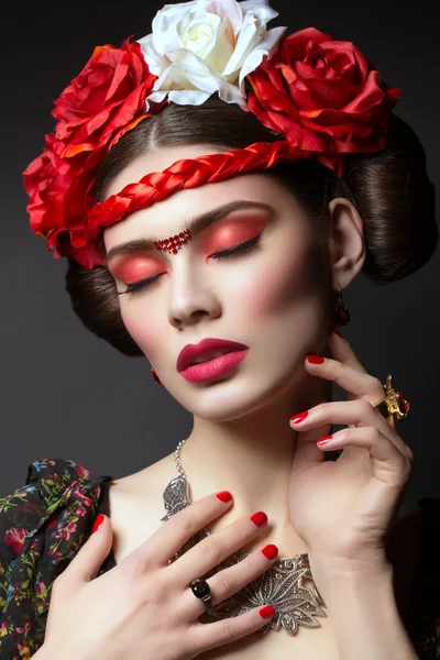 Gyönyörű lány piros ajkak és virágok — Stock Fotó