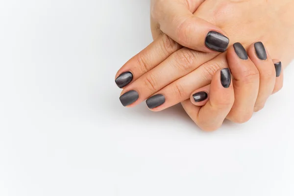 Mãos de mulher com unhas cinzentas — Fotografia de Stock