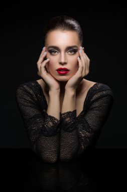 Kırmızı dudaklar ile güzel kız