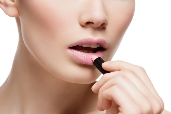 Крупный план красивой девушки с розовой помадой
