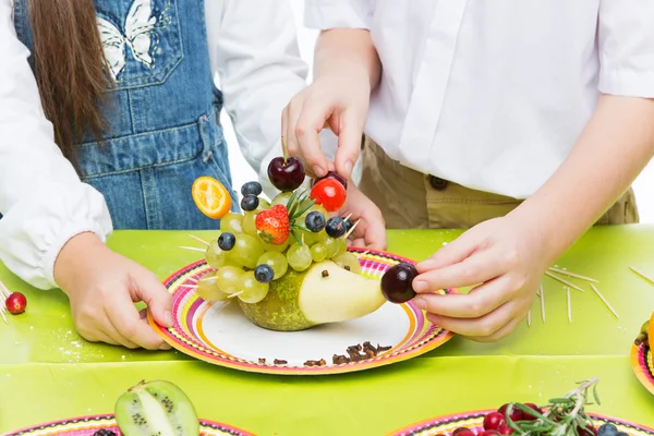 Niños haciendo erizo de frutas —  Fotos de Stock