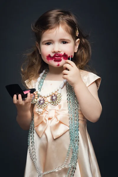Маленька дівчинка з помадою — стокове фото