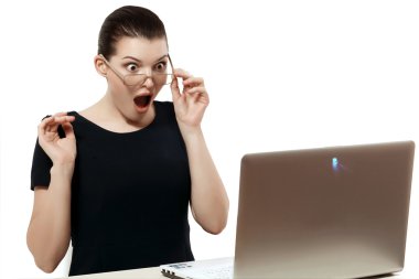 Bir dizüstü bilgisayar ile güzel ve akıllı kız. Bilgisayar. Duygular. Disk