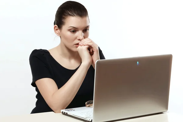 Hermosa e inteligente chica con un ordenador portátil. Computadora. Emociones . — Foto de Stock