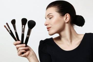 Güzel kız makyaj için fırçalar ile. Kozmetik. Kalıcı makyaj artis