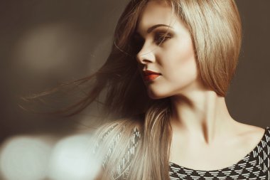 Güzel ve seksi sarışın. Makyaj. Uzun saç.