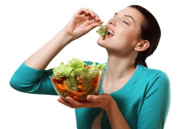 Güzel kız lezzetli bir salata taze sebze yemek.