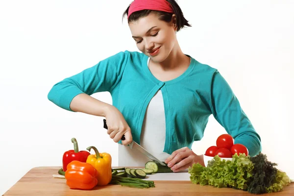 Buena chica preparándose para comer. Verduras frescas. Ensalada vegetariana . —  Fotos de Stock