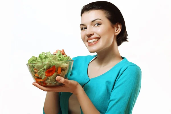 Hermosa chica sosteniendo un tazón de ensalada en sus manos. Comida saludable —  Fotos de Stock