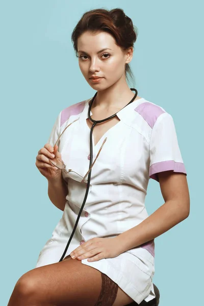 Sexig Sjuksköterska Blå Bakgrund Med Stetoskop Glasögon Royaltyfria Stockbilder