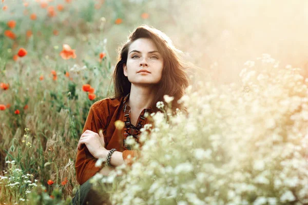 Egy Gyönyörű Lány Fűben Mákok Egy Napsütéses Napon — Stock Fotó