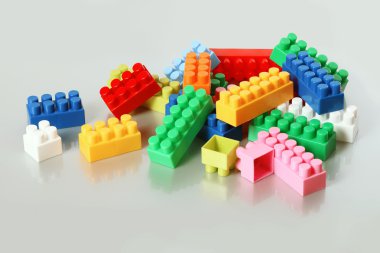 Renkli plastik yapı taşları