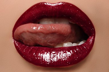 Seksi kadın dudakları mükemmel makyaj ile