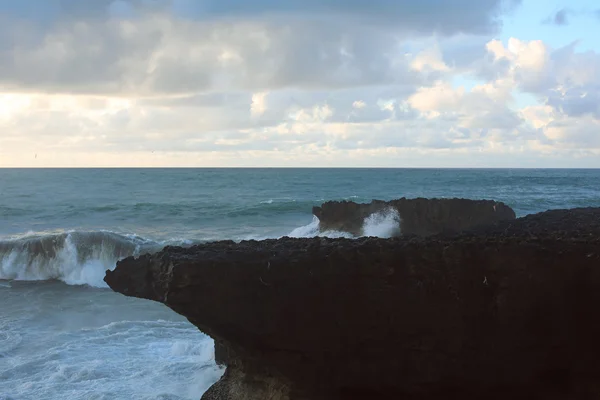 Скала на фоне моря — стоковое фото