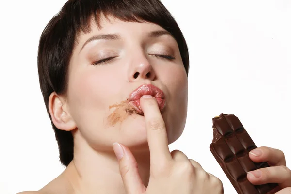 Jovem mulher comer um delicioso chocolate — Fotografia de Stock