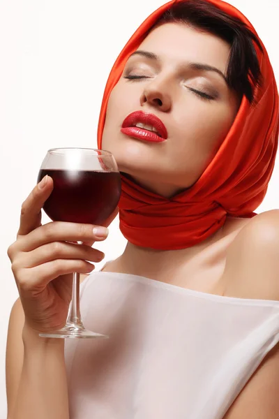 Gyönyörű és szexi lány-egy pohár vörös bor, a kezében — Stock Fotó