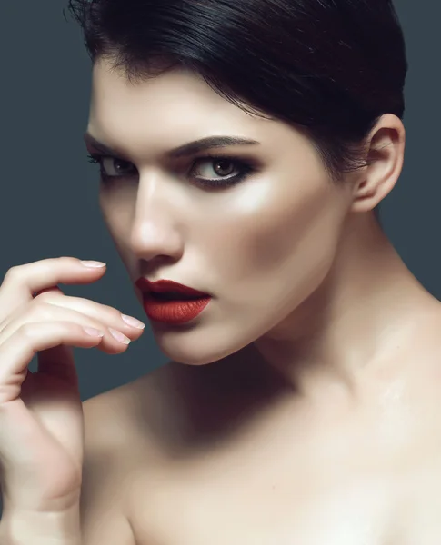 Maquiagem profissional, mulher bonita, tonificação — Fotografia de Stock