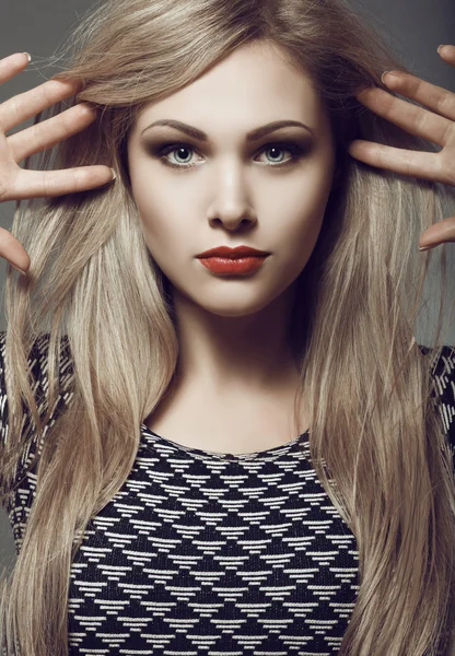 Длинные волосы, портрет красивой блондинки. тонирование — стоковое фото