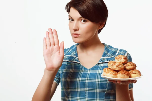 Hermosa chica con un plato de productos de panadería, dieta, calorías —  Fotos de Stock
