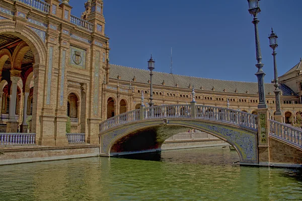 大桥在西班牙广场的水在塞维利亚，西班牙 — 图库照片