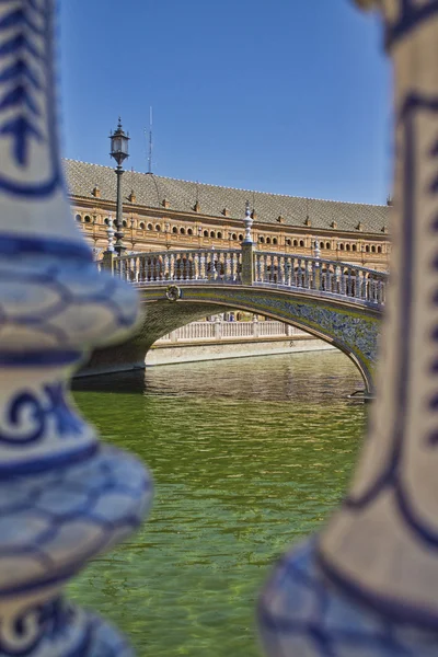 Ponte in Plaza de Espana sull'acqua a Sevilla, Spagna — Foto Stock