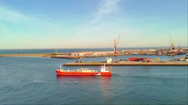 Donanma gökyüzünden bir kargo taşırken çekilmiş bir video.