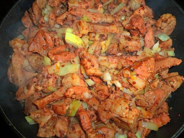 Soğan ve baharatlı kızarmış et parçaları.