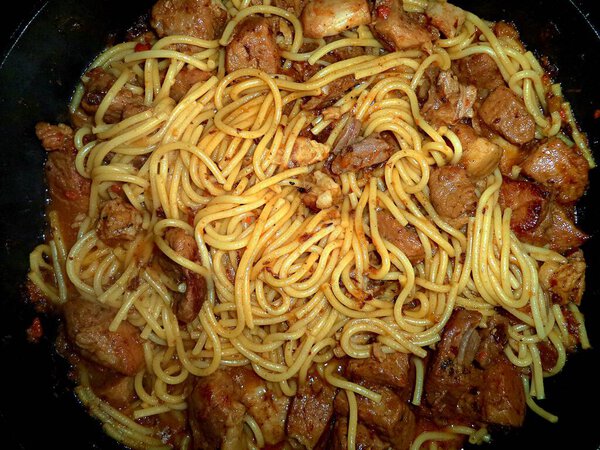 тушеное мясо с макаронами в сковородке