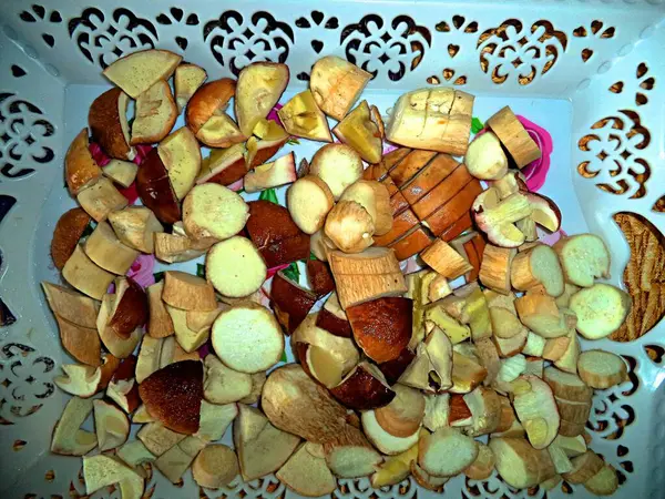 盘子里新鲜切碎的香菇 — 图库照片