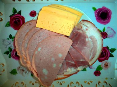 Kahvaltı için dilimlenmiş sosis, jambon ve peynir