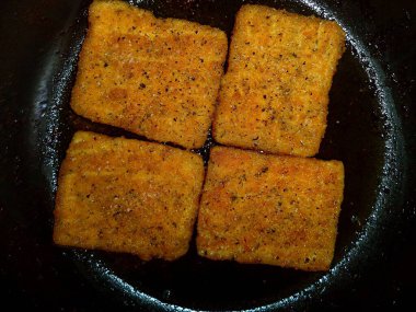 hake balığı filetosu kızartma tavasında kare şeklinde.