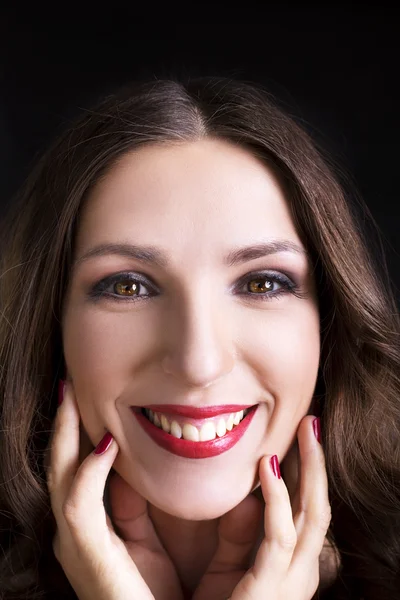 Mujer joven sonriente - lindo retrato. Sonrisa natural cándida adorable —  Fotos de Stock